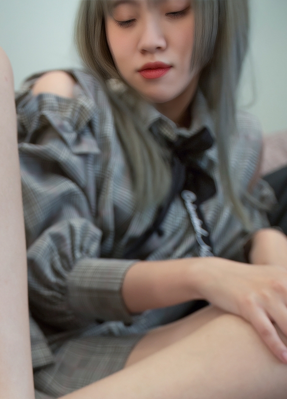  [Limerence] NO.020 清纯可爱大二女学生首次尝试拍摄脱袜美腿脚趾脚底